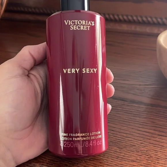 Victoria's Secret Very Sexy Lotion in Deep Red - Picture 3 of 4